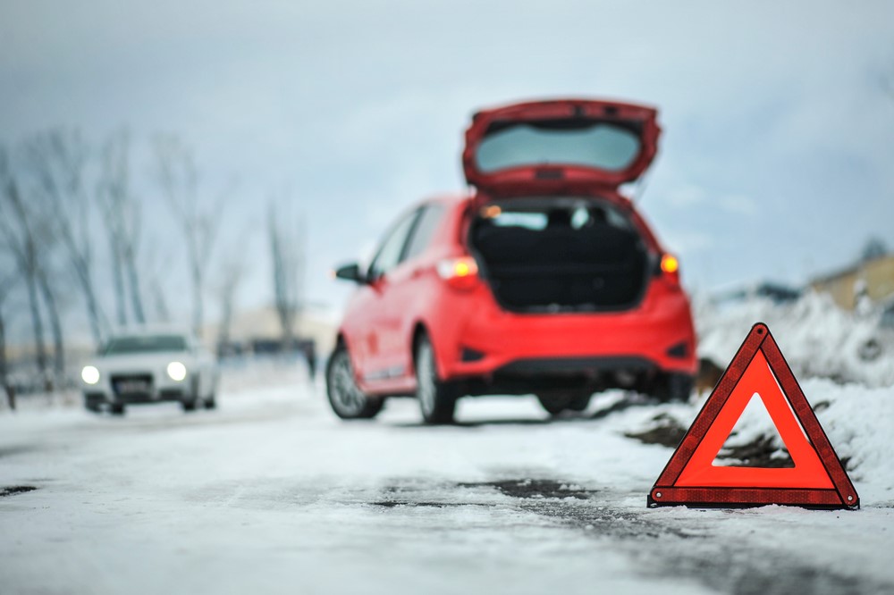 Įjunkite avarinį signalą pastatykite avarinio sustojimo ženklą
