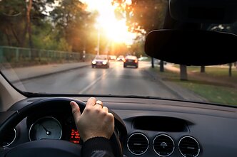 Kaip elgtis jei esate akinamas saulės spindulių?