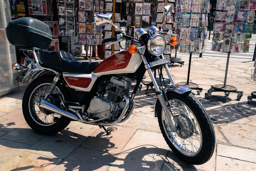 Kur draudžiama statyti mopedus ir motociklus? 