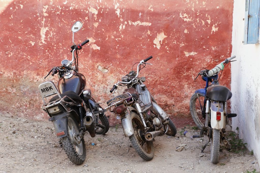 Ar galima palikti mopedą ar motociklą, kaip dviratį ar pasipirtuką ant šaligatvio ar palei pastato sieną?