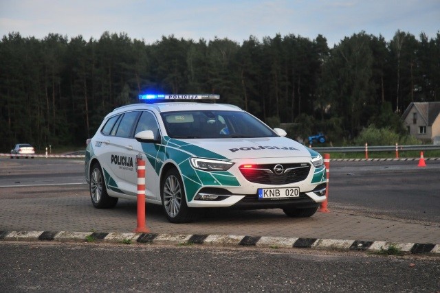 Transporto priemonė gali būti stabdoma važiuojant tarnybine transporto priemone, įjungus jos mėlynos (mėlynos ir raudonos) spalvos švyturėlį (švyturėlius) ir specialiuosius garso signalus.