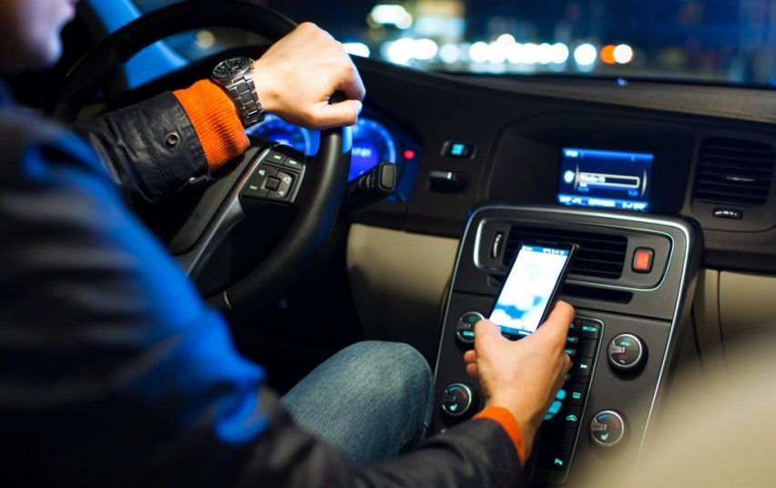 Draudimas naudotis mobiliojo ryšio priemonėmis rankomis 