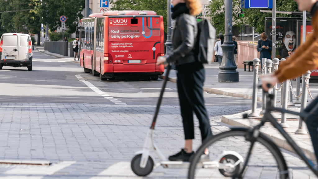 Kokios taisyklės galioja dviračių ir elektrinių paspirtukų vairuotojams?