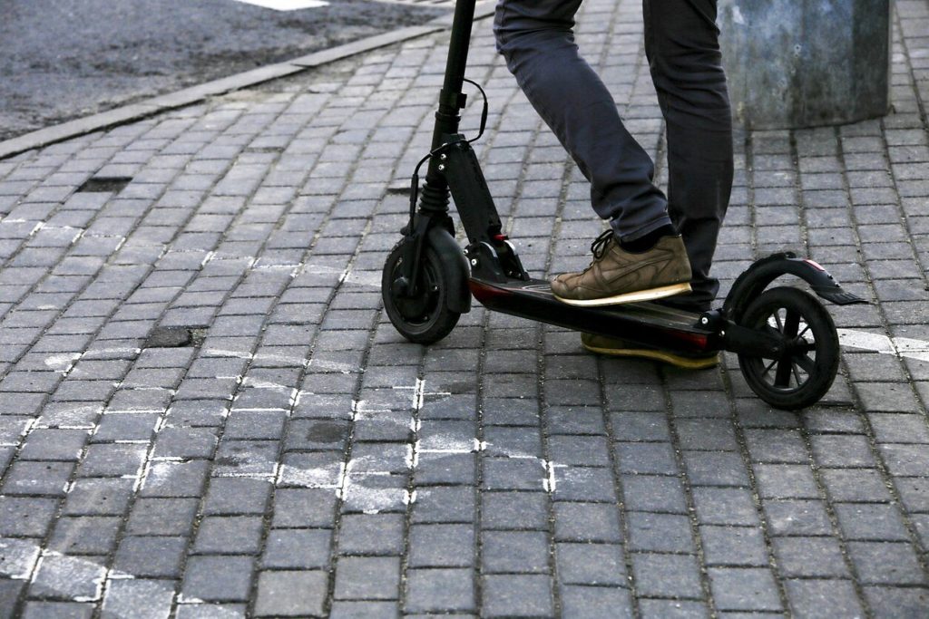 Nuo kokio amžiaus leidžiama važiuoti elektriniu paspirtuku?
