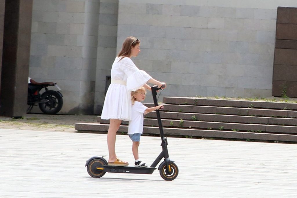 Elektriniu paspirtuku draudžiama vežti keleivius