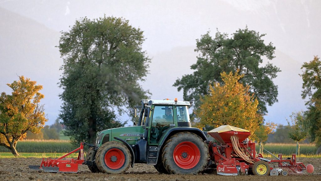 Ar galima dirbti samdomą darbą su traktoriumi turint tik vairuotojo pažymėjimą?