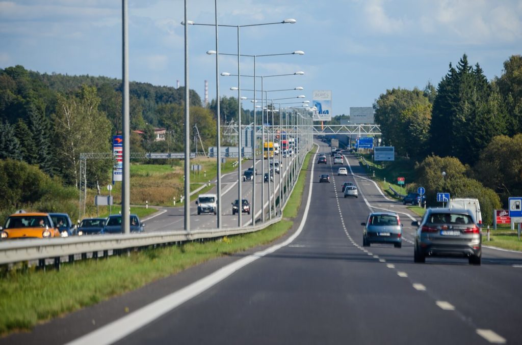 Kairiosios eismo juostos blokavimas: svarbi informacija kiekvienam vairuotojui