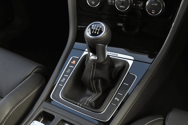 Klaidos, kurias daro vairuojantys automobilį su mechanine greičių dėže